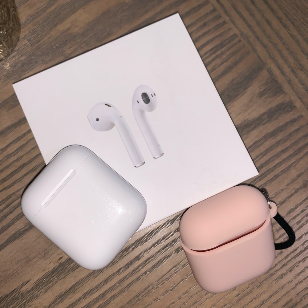 Apple AirPods with Charging Case (1st Gen)